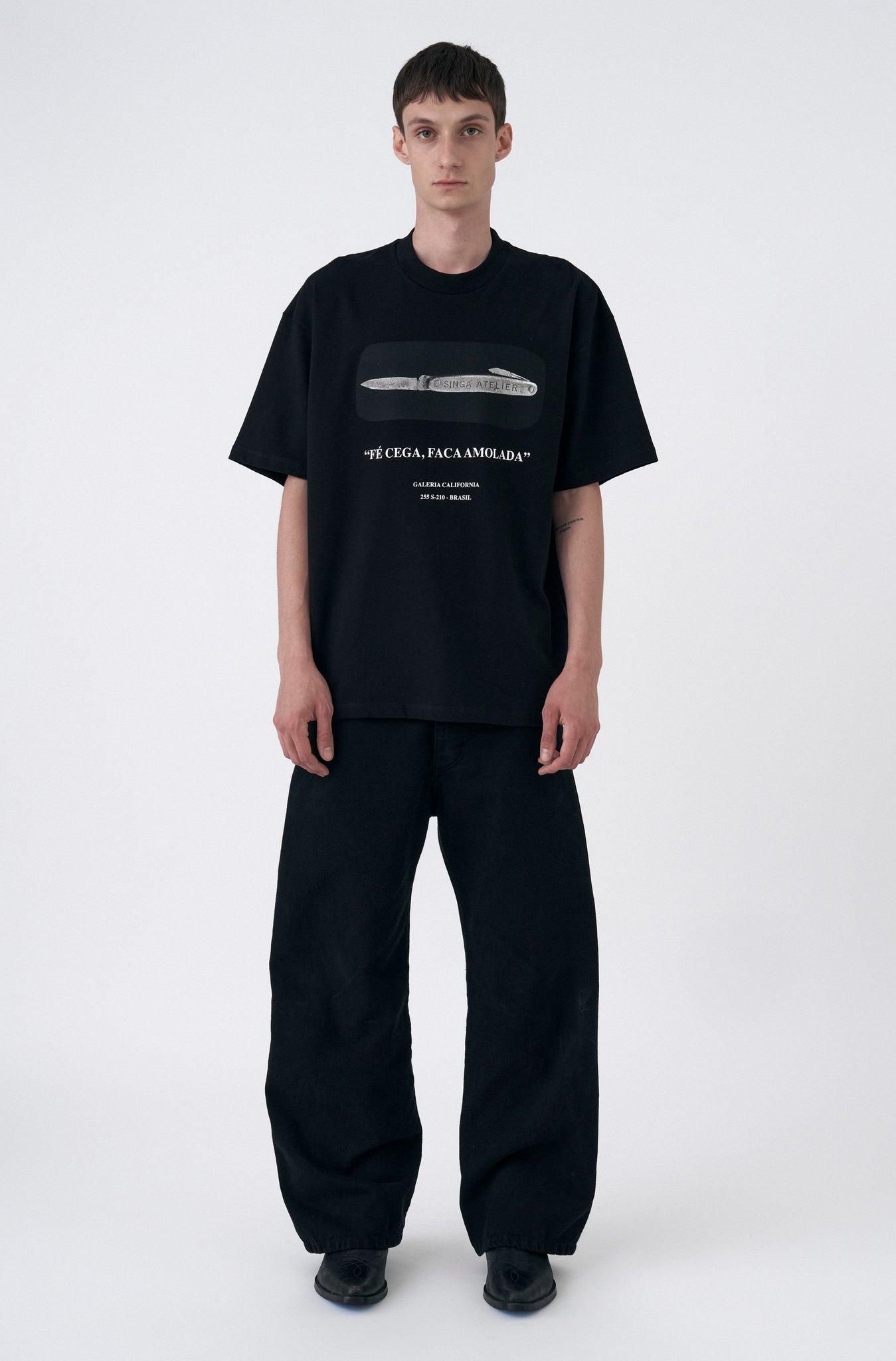 Camiseta Clássica Fé Cega, Faca Amolada Preta